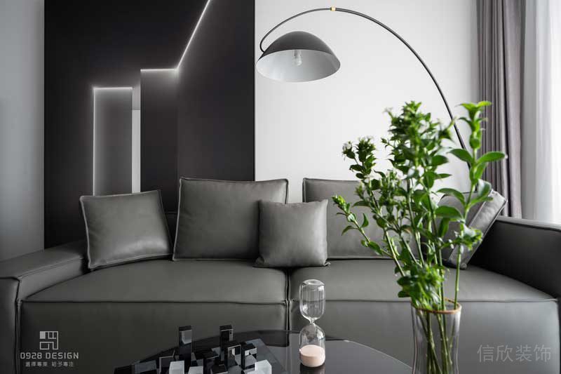 客廳一角,精美的臺燈,看電影的時候不想燈光太亮就打開小臺燈吧。 客廳一角,精美的臺燈,看電影的時候不想燈光太亮就打開小臺燈吧。