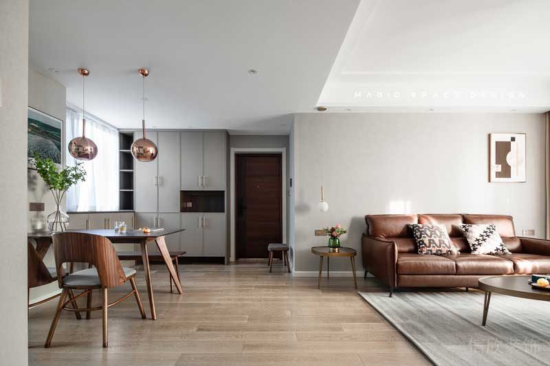 整個(gè)房屋都以現(xiàn)代簡(jiǎn)約風(fēng)格基調(diào)，在現(xiàn)代舒適的空間下以低飽和度的色彩布置。設(shè)計(jì)的重點(diǎn)在于打造舒適宜人的內(nèi)部居家，優(yōu)化各功能區(qū)之間合理的交通流線。 玄關(guān)入口，是一排白色簡(jiǎn)約收納柜，底部采用不落地設(shè)計(jì)，構(gòu)成了入戶的第一印象，簡(jiǎn)潔開闊。