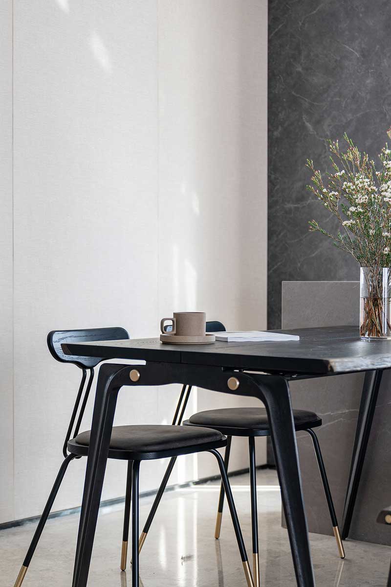 巖板吧臺+木制餐桌、個性餐椅+木制條凳,再加上同款個性吧椅,餐飲、休閑、輕辦公都可滿足,讓餐廳不僅僅是用餐空間,彰顯了設計的“生活”之美。 巖板吧臺+木制餐桌、個性餐椅+木制條凳,再加上同款個性吧椅,餐飲、休閑、輕辦公都可滿足,讓餐廳不僅僅是用餐空間,彰顯了設計的“生活”之美。