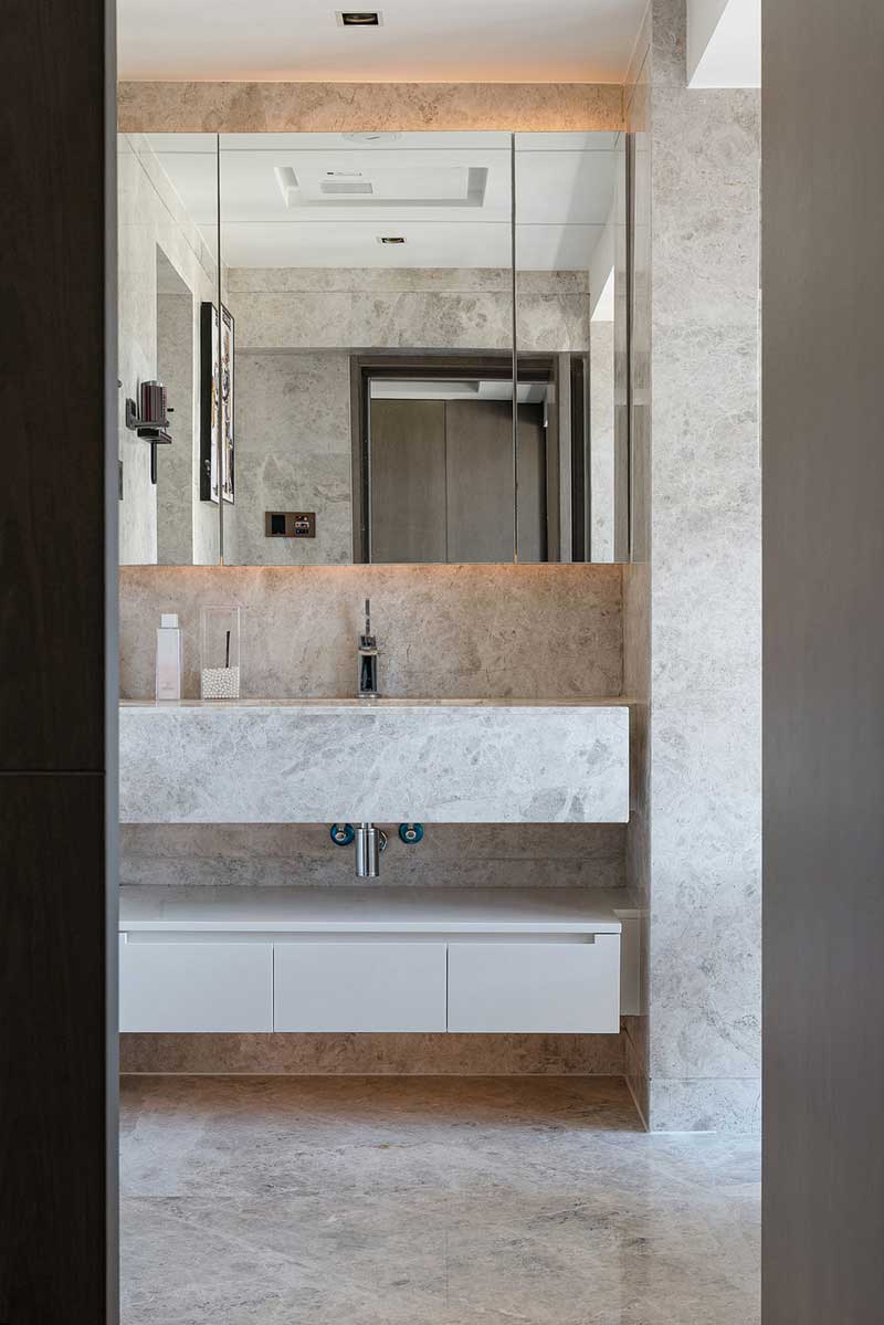 主衛通鋪淺色暗紋大理石,搭配內嵌式臺盆、定制同款浴室柜,整體感非常強,視覺上也增大了空間感。三分離的設計讓空間的使用舒適感大大提升。 主衛通鋪淺色暗紋大理石,搭配內嵌式臺盆、定制同款浴室柜,整體感非常強,視覺上也增大了空間感。三分離的設計讓空間的使用舒適感大大提升。