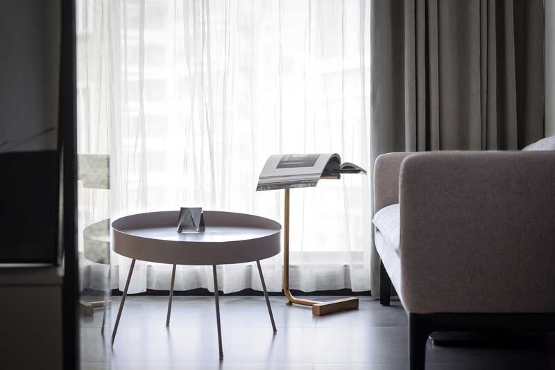 偶爾會有客人來留宿，因此，在多功能室里設置隱藏床，再拉開折疊門，就是簡單并保有隱私的居住空間。半開放的多功能室是對空間“關系”的思考，互通性與私密性共生。