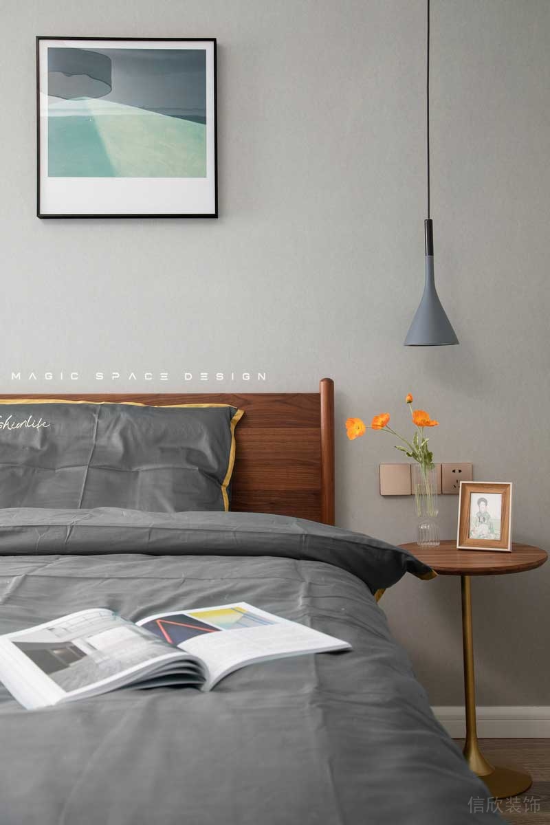 風(fēng)景畫、單人沙發(fā)、金屬托架和單線吊燈與床之間形成錯(cuò)落有致的線面比例，讓空間還原過去的那種素樸休憩的作用。