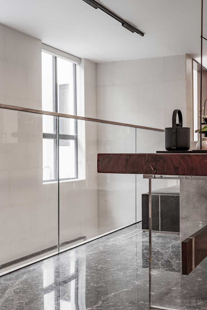 深圳南山區(qū)現(xiàn)代輕奢住宅新房裝修玻璃攔河 深圳南山區(qū)現(xiàn)代輕奢住宅新房裝修玻璃攔河