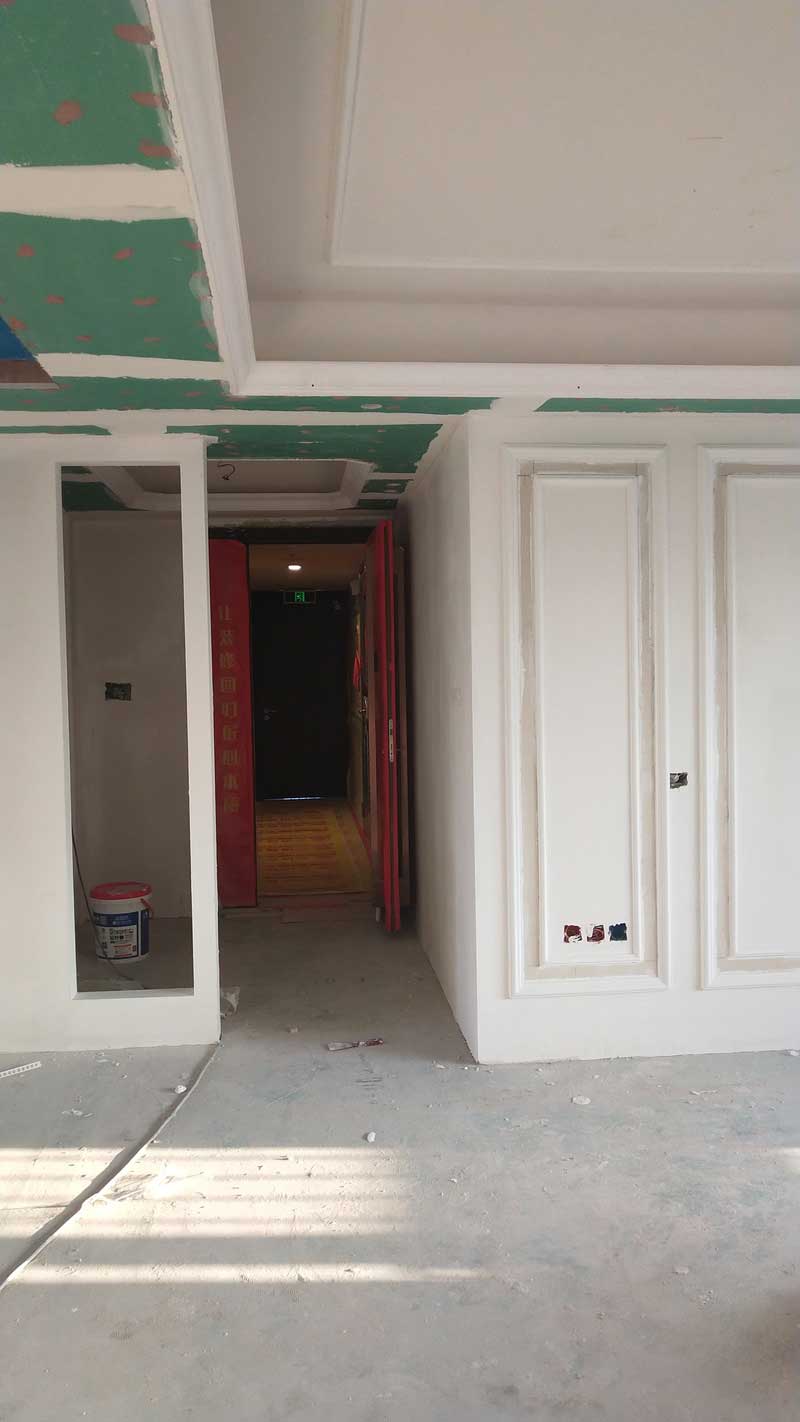 施工現場照片:為了保證隔斷與西廚墻面的銜接,選擇用木工做出框架的形式來做,雖然工藝略復雜,但最終效果會更加精致。 施工現場照片:為了保證隔斷與西廚墻面的銜接,選擇用木工做出框架的形式來做,雖然工藝略復雜,但最終效果會更加精致。