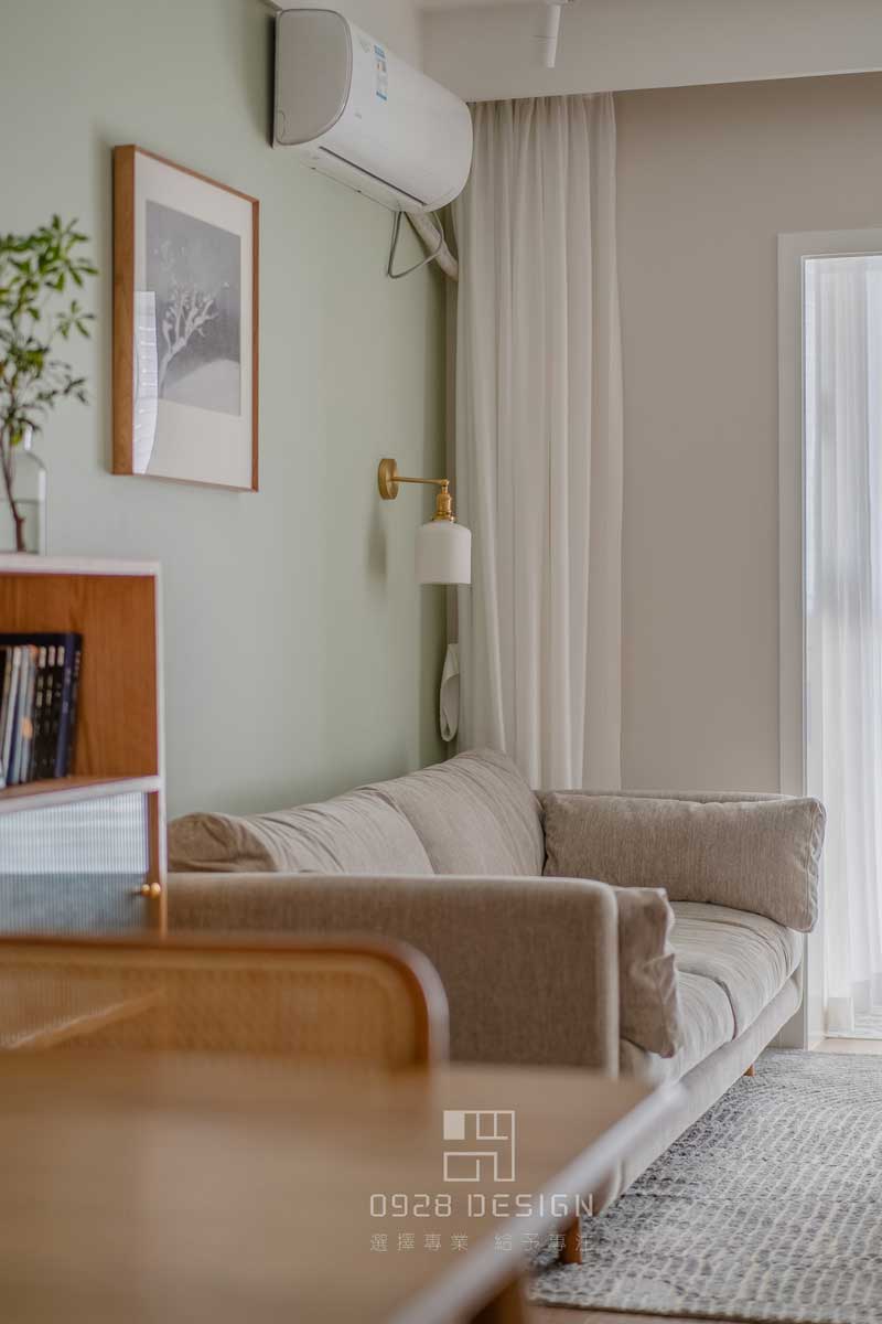 沙發(fā)背景灰綠色的墻面，增加了一點(diǎn)俏皮感，在沙發(fā)背景掛畫的選擇上沒有用常規(guī)的形式，單一幅正方形的雪景圖，加深了深遠(yuǎn)悠長(zhǎng)的感受。壁燈選擇瓷器的燈罩和金色的吊桿，點(diǎn)綴精致感又帶有復(fù)古的意味，和餐廳吊燈是一套購買。