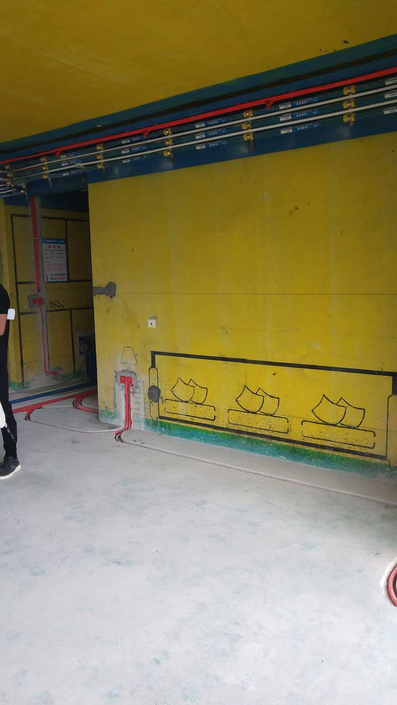 施工現場照片:水電完工照片,墻面進行施工圖1:1放樣,避免插座等設備的位置不對的問題。這個施工形式還是非常棒的,目前公司所有設計項目都會要求施工方進行現場放樣以后進行施工,保證業主在現場就能看明白設備和造型已經家具的尺度。 施工現場照片:水電完工照片,墻面進行施工圖1:1放樣,避免插座等設備的位置不對的問題。這個施工形式還是非常棒的,目前公司所有設計項目都會要求施工方進行現場放樣以后進行施工,保證業主在現場就能看明白設備和造型已經家具的尺度。