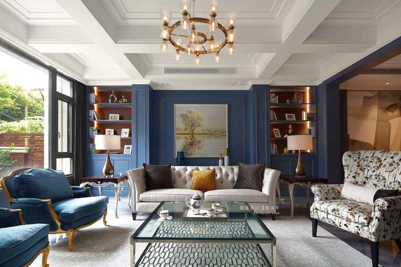 客廳的立面有兩處裝飾柜,兩面相對稱呼應(yīng)。裝飾上運用涂料和護墻的手法,使空間豐富感更強。深灰色地磚一鋪到底,從客廳一直延伸到餐廳,并鋪上米灰色地毯做裝飾,使空間色彩更加柔和。 客廳的立面有兩處裝飾柜,兩面相對稱呼應(yīng)。裝飾上運用涂料和護墻的手法,使空間豐富感更強。深灰色地磚一鋪到底,從客廳一直延伸到餐廳,并鋪上米灰色地毯做裝飾,使空間色彩更加柔和。