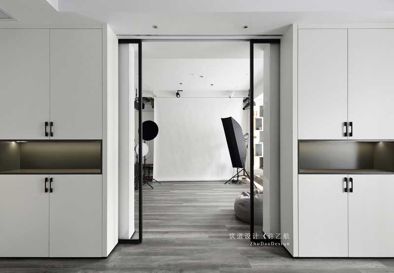 臥室看向攝影區視角。整體空間互通，使用雙開門的推拉門。