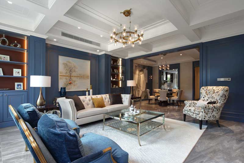 軟裝上搭配金屬細(xì)腳茶幾、簡單精致的電視柜，再以獨居風(fēng)情的墻面裝飾畫為點綴，營造輕奢、優(yōu)雅的居室氛圍。