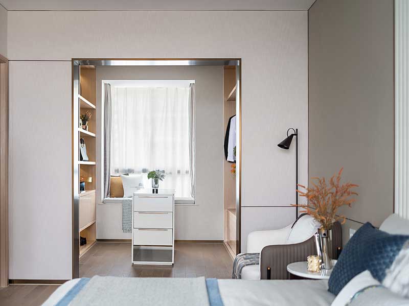 時尚精致的主臥衣帽間和島臺柜設計，是彰顯品質生活的重要元素，在充分滿足衣物箱包的收納需求的同時，各類配飾小物件也能整齊歸檔。把挑選好的衣服、配飾放在島臺柜上搭配，可極大程度地節省穿搭動線的繁復。