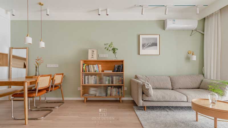 餐廳餐桌椅采用長(zhǎng)凳加椅子的形式，長(zhǎng)凳不占位置不遮擋視線，方便出門前照照鏡子，餐椅選用復(fù)古質(zhì)感的皮質(zhì)座椅，常規(guī)中點(diǎn)綴一點(diǎn)不同，就像這綠色的背景，在原本都是灰色系的色調(diào)中來一點(diǎn)點(diǎn)灰綠色，跳躍又溫柔！