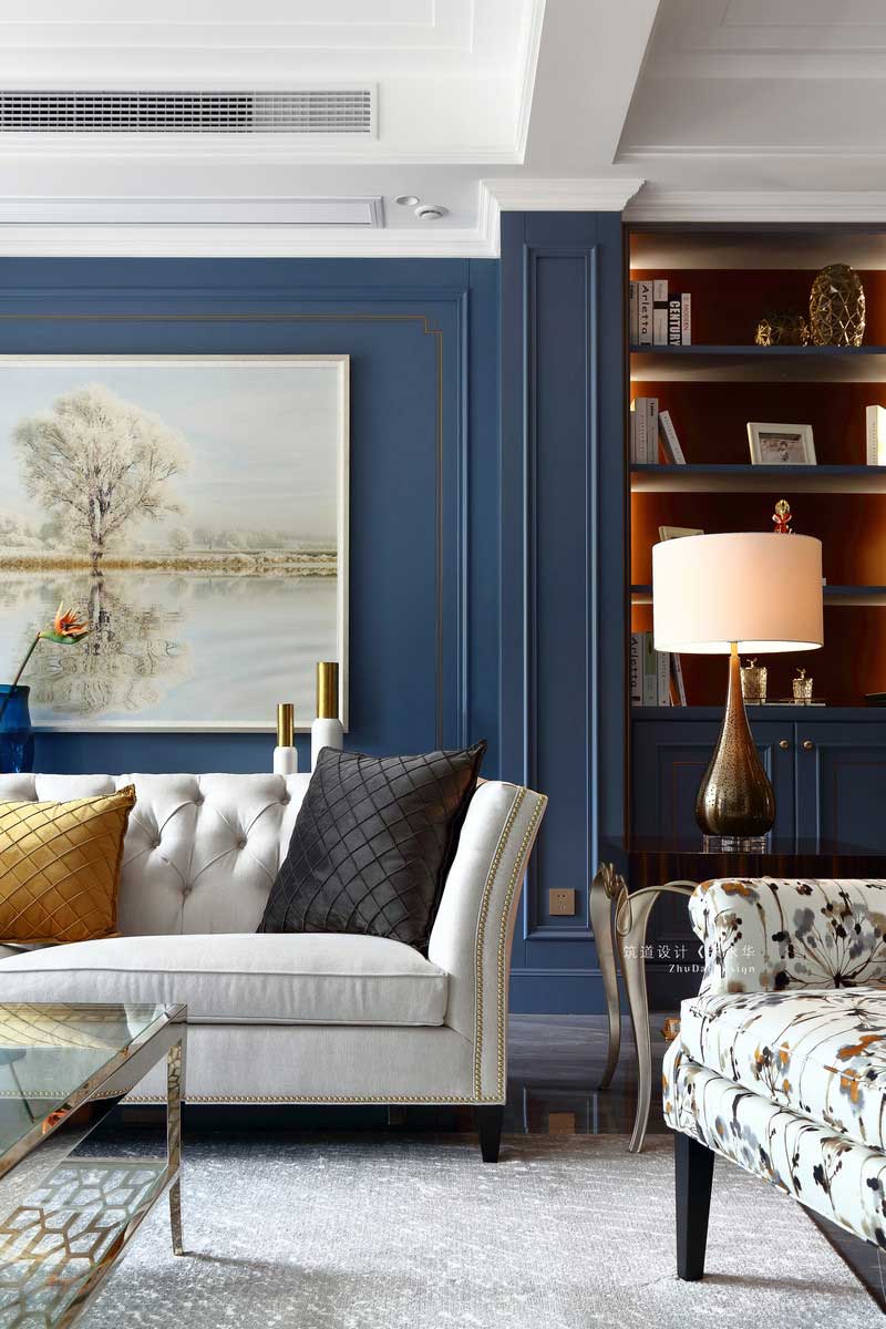 餐廳與客廳毗鄰,深木色的精致圓形餐桌,米白色的餐椅與背景墻畫呼應(yīng),讓整個一層的設(shè)計空間更加合理且精致。 餐廳與客廳毗鄰,深木色的精致圓形餐桌,米白色的餐椅與背景墻畫呼應(yīng),讓整個一層的設(shè)計空間更加合理且精致。