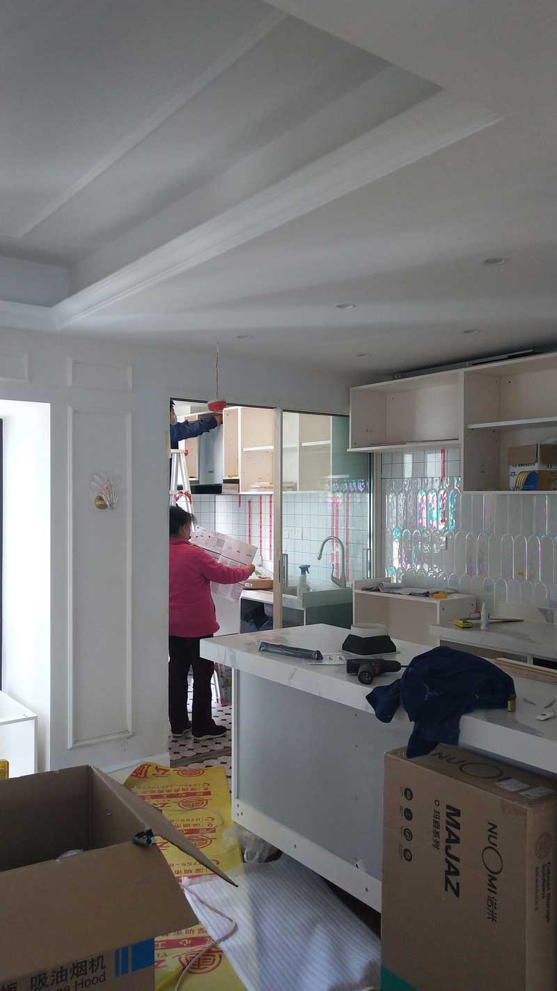 施工過程:櫥柜正在安裝中,超級真實的混亂現場,貼好磚以后為了安裝櫥柜方便,需在瓷磚表面用膠帶進行標識,以免打爆水管和電線。 施工過程:櫥柜正在安裝中,超級真實的混亂現場,貼好磚以后為了安裝櫥柜方便,需在瓷磚表面用膠帶進行標識,以免打爆水管和電線。