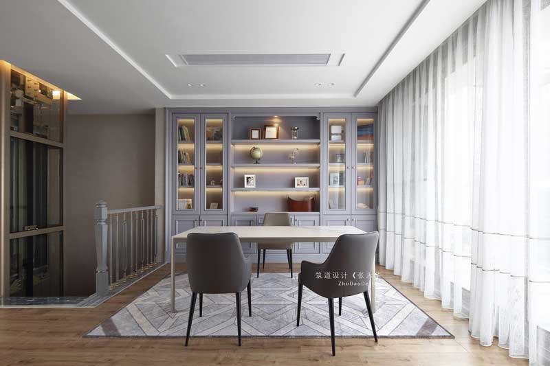 四樓整層是一個寬敞的書房書法室,空間的獨立性保證了書房的私密性,少了外部聲音的干擾讓書房顯得更加安靜,業(yè)主可以在這里盡情的發(fā)揮創(chuàng)作。 四樓整層是一個寬敞的書房書法室,空間的獨立性保證了書房的私密性,少了外部聲音的干擾讓書房顯得更加安靜,業(yè)主可以在這里盡情的發(fā)揮創(chuàng)作。