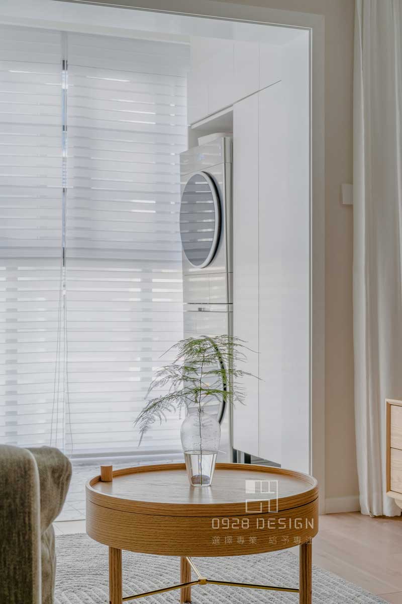 洗衣機(jī)柜是由洗衣機(jī)柜和儲(chǔ)物柜工具柜組成，根據(jù)業(yè)主的需求將工具柜的底部鏤空作為掃地機(jī)器人的位置，陽(yáng)臺(tái)還是貓咪的天下，放著它的三層小樓，據(jù)說(shuō)隔壁鄰居家有個(gè)帥氣的貓哥哥，偶爾還會(huì)來(lái)個(gè)眼神交流。