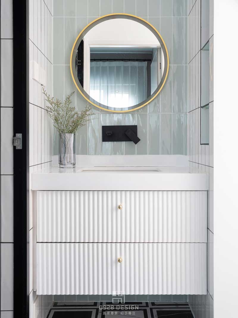 浴室柜也選擇了和長虹玻璃一樣豎紋的設計,側面利用墻體做了壁龕,漱口杯子什么的常用物品就有地方放了。鏡柜離地安裝,預留了未來有可能要增加夜燈和掃地機器人的備用插座。 浴室柜也選擇了和長虹玻璃一樣豎紋的設計,側面利用墻體做了壁龕,漱口杯子什么的常用物品就有地方放了。鏡柜離地安裝,預留了未來有可能要增加夜燈和掃地機器人的備用插座。