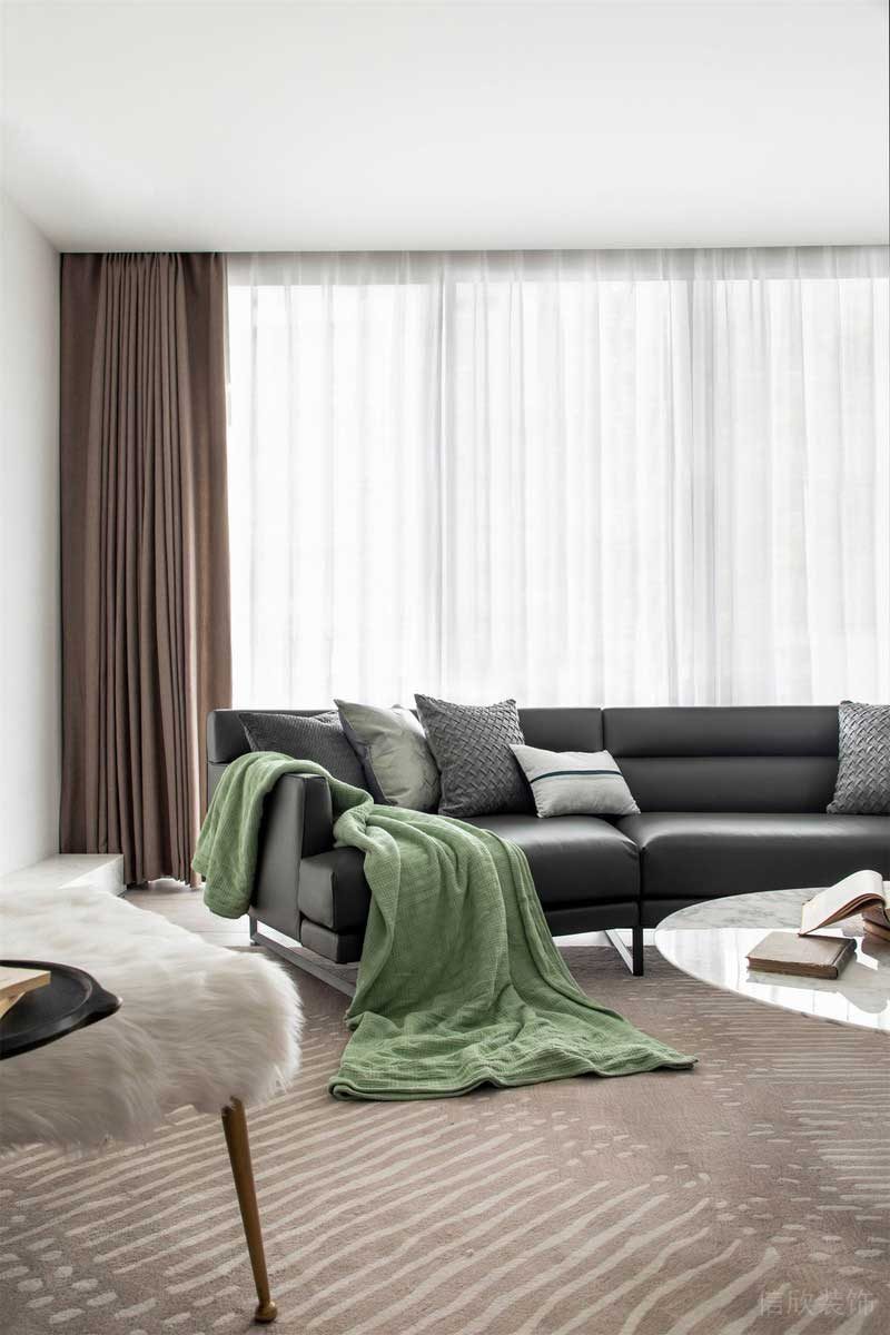 深圳羅湖區溫馨的簡約風家居裝修空間客廳黑色沙發 深圳羅湖區溫馨的簡約風家居裝修空間客廳黑色沙發