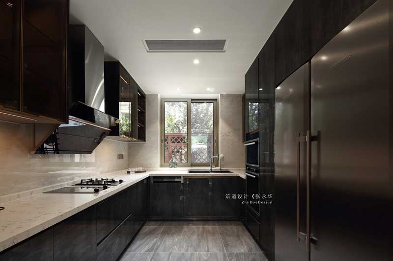 廚房是家居環(huán)境中操作密度最高的空間,廚具、炊具安排科學(xué)合理,洗—切—炒操作流程通暢,大大提高了工作效率,創(chuàng)造了一個清明朗潔的烹飪空間。 廚房是家居環(huán)境中操作密度最高的空間,廚具、炊具安排科學(xué)合理,洗—切—炒操作流程通暢,大大提高了工作效率,創(chuàng)造了一個清明朗潔的烹飪空間。