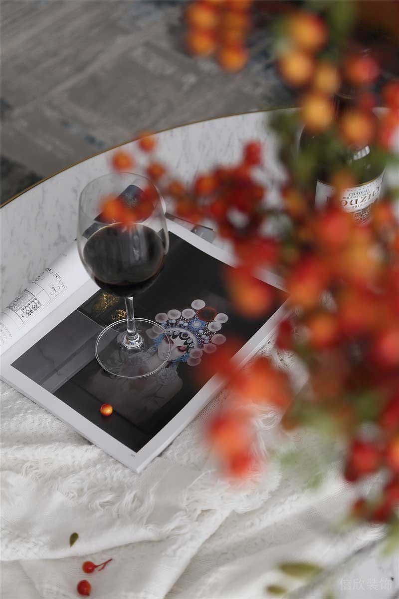 深圳寶安意式輕奢風100平方三房裝修施工藝術配飾