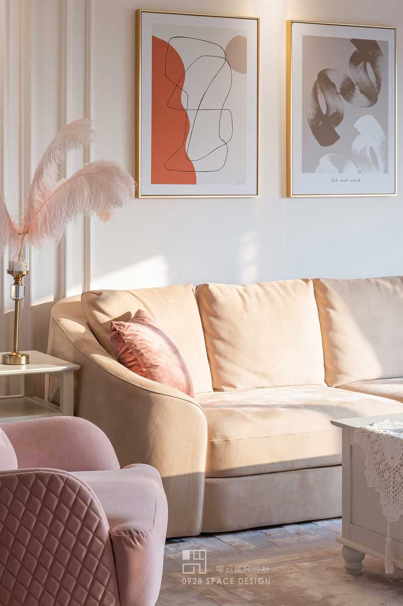 本帖最后由 0928設計 于 2021-4-30 14:37 編輯 房屋信息 戶型 四室 使用面積 180平米 房屋位置 廣東 深圳 裝修花費 100萬元 說在前面 正好在工地進行勘測的時候接到業主Y小姐的電話,因手上事情倉促便簡單的進行了溝通,當時設計師還在為沒能好好的給業主進行解說而耿耿于懷,Y小姐非常禮貌爽朗的說:沒關系,我可以等你!就是這么一句話,讓這段友誼開始了。 在后續的溝通中,戶型是四房的戶型,父母同住還有兩個男孩,戶型比較方正但是想要利用率更高。4個房間也要進行重新規劃,原來的廚房略小。希望增加盡可能多的儲物空間,但不想到處都是柜子顯得擁擠,還是想要空間看起來通透寬敞。 喜歡溫馨的美式風格,適合一家人的居家生活。不喜歡常見的黃色和咖啡色的配色形式,想要美式的溫馨感。在設計師的建議下最終選擇由Y小姐喜歡的粉色與杏色作為主要的配色,搭配干凈的白色,整體呈現出溫馨又不失前衛感。 空間展示 - 戶型圖 - 原始戶型結構方正,南北通透,是比較理想的戶型選擇。結合業主的需求需要改變的區域:1.入戶門正對主臥,業主要求需要規避。2.廚房面積比較小不適合業主家庭的使用。同時生活陽臺位置尷尬,儲物間需要保留。3.靠近餐廳的房間需規劃為多功能房間。 4.主臥要增加衣帽間以及主衛要浴缸,同時需要單獨的淋浴間。 最終定稿平面布置圖,1.在玄關處增加鞋柜的功能,同時做隔斷,圍合式玄關,化解進門正對主臥門的問題。2.保留儲物間,將原生活陽臺擴大作為中廚功能,將原廚房改造為帶中島臺的西廚,將廚房功能進行劃分。3.靠近餐廳的房間在設計師的建議下做成目前的游戲房,活動室和臨時客房使用,將動靜區劃分。4.主臥在保證主衛的舒適尺度下擴大衣帽間的區域,衣帽間共做三排大衣柜,大大增加收納空間。同時各個房間的儲物空間也逐步增加,但在公共區域部分做了適當的儲物后還是以舒適休閑家庭聚會為主沒有處處都堆滿儲物柜造成擁擠的視覺感。 - 玄關 - 玄關增加鞋柜和隔斷形成圍合的玄關空間,化解入戶正對主臥門的問題。鞋柜的材質選擇上,選擇的是烤漆材質,質感柔和造型簡潔,沒有運用大量的實木線條裝飾的柜門,去掉復雜的線條,也減少衛生問題。鞋柜留有感應燈,方便換鞋和進門使用。考慮到家里有老人小孩還增加了換鞋凳,為了保留更多的儲物空間沒有占用鞋柜區域,而是購買成品的換鞋凳,可以隨意移動也是很適合。 左側的墻面用石膏線做了簡單的造型,從整體考慮沒有增加墻面置物的功能,例如大火的洞洞板等業主通通不喜歡,覺得太雜亂。在鞋柜內部的設計上增加放置多功能化即可。墻面只掛一面鏡子,復古的造型也是很精致。 施工現場照片:為了保證隔斷與西廚墻面的銜接,選擇用木工做出框架的形式來做,雖然工藝略復雜,但最終效果會更加精致。 施工現場:做好框架,定制的屏風到了,安裝完畢,和整體毫無違和感。 - 客廳 - 效果圖 施工現場照片:水電完工照片,墻面進行施工圖1:1放樣,避免插座等設備的位置不對的問題。這個施工形式還是非常棒的,目前公司所有設計項目都會要求施工方進行現場放樣以后進行施工,保證業主在現場就能看明白設備和造型已經家具的尺度。 施工現場照片:石膏線施工完畢。石膏線的施工需要細心的打磨與上色,才能保證線條清晰并且不會有瑕疵。 客廳墻面用淺杏色作為背景色,墻面造型利用雙層石膏線,外圍112.5px寬度,內部75px寬度,石膏線與墻面顏色同色,降低存在感但又增加墻面細節。沙發品牌來自芬迪,杏色的磨砂皮質感溫和。粉色的單人沙發作為點綴色,羽毛裝飾與粉色沙發顏色接近,飽和度低的粉色保留少女感更增加優雅感。 從客廳看向餐廳,游戲房房間門做推拉門處理,平時開啟可以增加家庭的互動感,外公外婆在看電視時也可以看到小兄弟兩在游戲房的情況,同時也可以增加空間的通透性。 墻面的掛畫與整體色調搭配,相得益彰。 小角幾與電視柜邊柜以及茶幾都來自于網購,實木乳白色的封閉漆,干凈舒服的色調。地面原本選擇橡木的實木地板,但后期經過市場考察和業主結合自己的情況最終選擇了柚木的實木地板,整體比白橡木更深一些,雖然比之前的設想深但還好沒有太影響最后的效果。 電視柜 美式 拍攝至下午正好趕上了一縷陽光灑進室內,趕緊抓拍幾張 客廳 美式 沙發 本帖最后由 0928設計 于 2021-4-30 14:37 編輯 房屋信息 戶型 四室 使用面積 180平米 房屋位置 廣東 深圳 裝修花費 100萬元 說在前面 正好在工地進行勘測的時候接到業主Y小姐的電話,因手上事情倉促便簡單的進行了溝通,當時設計師還在為沒能好好的給業主進行解說而耿耿于懷,Y小姐非常禮貌爽朗的說:沒關系,我可以等你!就是這么一句話,讓這段友誼開始了。 在后續的溝通中,戶型是四房的戶型,父母同住還有兩個男孩,戶型比較方正但是想要利用率更高。4個房間也要進行重新規劃,原來的廚房略小。希望增加盡可能多的儲物空間,但不想到處都是柜子顯得擁擠,還是想要空間看起來通透寬敞。 喜歡溫馨的美式風格,適合一家人的居家生活。不喜歡常見的黃色和咖啡色的配色形式,想要美式的溫馨感。在設計師的建議下最終選擇由Y小姐喜歡的粉色與杏色作為主要的配色,搭配干凈的白色,整體呈現出溫馨又不失前衛感。 空間展示 - 戶型圖 - 原始戶型結構方正,南北通透,是比較理想的戶型選擇。結合業主的需求需要改變的區域:1.入戶門正對主臥,業主要求需要規避。2.廚房面積比較小不適合業主家庭的使用。同時生活陽臺位置尷尬,儲物間需要保留。3.靠近餐廳的房間需規劃為多功能房間。 4.主臥要增加衣帽間以及主衛要浴缸,同時需要單獨的淋浴間。 最終定稿平面布置圖,1.在玄關處增加鞋柜的功能,同時做隔斷,圍合式玄關,化解進門正對主臥門的問題。2.保留儲物間,將原生活陽臺擴大作為中廚功能,將原廚房改造為帶中島臺的西廚,將廚房功能進行劃分。3.靠近餐廳的房間在設計師的建議下做成目前的游戲房,活動室和臨時客房使用,將動靜區劃分。4.主臥在保證主衛的舒適尺度下擴大衣帽間的區域,衣帽間共做三排大衣柜,大大增加收納空間。同時各個房間的儲物空間也逐步增加,但在公共區域部分做了適當的儲物后還是以舒適休閑家庭聚會為主沒有處處都堆滿儲物柜造成擁擠的視覺感。 - 玄關 - 玄關增加鞋柜和隔斷形成圍合的玄關空間,化解入戶正對主臥門的問題。鞋柜的材質選擇上,選擇的是烤漆材質,質感柔和造型簡潔,沒有運用大量的實木線條裝飾的柜門,去掉復雜的線條,也減少衛生問題。鞋柜留有感應燈,方便換鞋和進門使用。考慮到家里有老人小孩還增加了換鞋凳,為了保留更多的儲物空間沒有占用鞋柜區域,而是購買成品的換鞋凳,可以隨意移動也是很適合。 左側的墻面用石膏線做了簡單的造型,從整體考慮沒有增加墻面置物的功能,例如大火的洞洞板等業主通通不喜歡,覺得太雜亂。在鞋柜內部的設計上增加放置多功能化即可。墻面只掛一面鏡子,復古的造型也是很精致。 施工現場照片:為了保證隔斷與西廚墻面的銜接,選擇用木工做出框架的形式來做,雖然工藝略復雜,但最終效果會更加精致。 施工現場:做好框架,定制的屏風到了,安裝完畢,和整體毫無違和感。 - 客廳 - 效果圖 施工現場照片:水電完工照片,墻面進行施工圖1:1放樣,避免插座等設備的位置不對的問題。這個施工形式還是非常棒的,目前公司所有設計項目都會要求施工方進行現場放樣以后進行施工,保證業主在現場就能看明白設備和造型已經家具的尺度。 施工現場照片:石膏線施工完畢。石膏線的施工需要細心的打磨與上色,才能保證線條清晰并且不會有瑕疵。 客廳墻面用淺杏色作為背景色,墻面造型利用雙層石膏線,外圍112.5px寬度,內部75px寬度,石膏線與墻面顏色同色,降低存在感但又增加墻面細節。沙發品牌來自芬迪,杏色的磨砂皮質感溫和。粉色的單人沙發作為點綴色,羽毛裝飾與粉色沙發顏色接近,飽和度低的粉色保留少女感更增加優雅感。 從客廳看向餐廳,游戲房房間門做推拉門處理,平時開啟可以增加家庭的互動感,外公外婆在看電視時也可以看到小兄弟兩在游戲房的情況,同時也可以增加空間的通透性。 墻面的掛畫與整體色調搭配,相得益彰。 小角幾與電視柜邊柜以及茶幾都來自于網購,實木乳白色的封閉漆,干凈舒服的色調。地面原本選擇橡木的實木地板,但后期經過市場考察和業主結合自己的情況最終選擇了柚木的實木地板,整體比白橡木更深一些,雖然比之前的設想深但還好沒有太影響最后的效果。 電視柜 美式 拍攝至下午正好趕上了一縷陽光灑進室內,趕緊抓拍幾張 客廳 美式 沙發