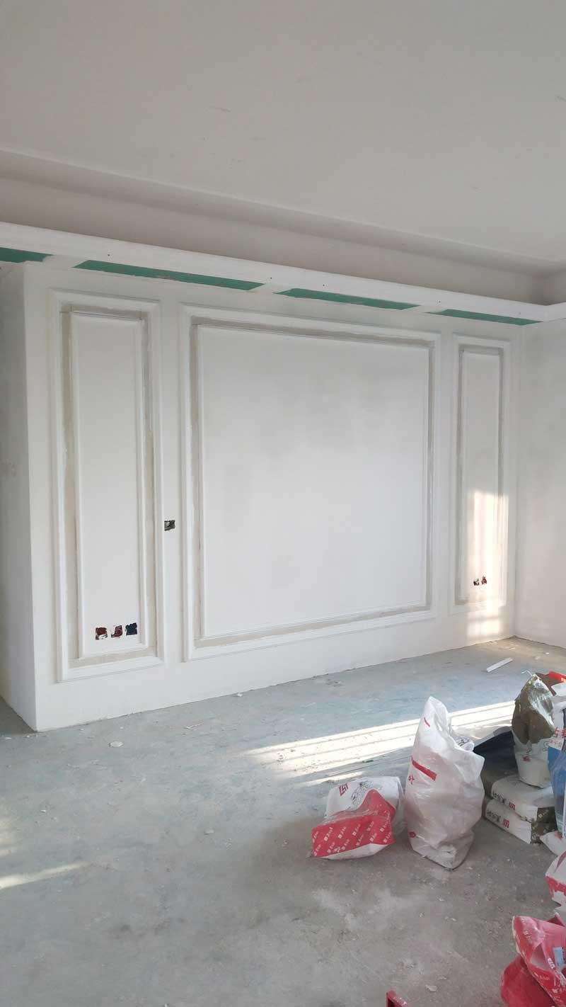 施工現場照片:石膏線施工完畢。石膏線的施工需要細心的打磨與上色,才能保證線條清晰并且不會有瑕疵。 施工現場照片:石膏線施工完畢。石膏線的施工需要細心的打磨與上色,才能保證線條清晰并且不會有瑕疵。