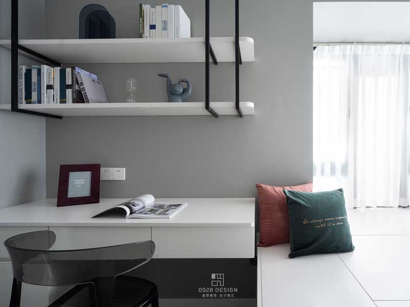 榻榻米做了兩層抽屜,這樣放一些小東西拿去會更方便。里面大格子用來放密碼箱和備用的折疊床墊,家里來客人拿出來就可以直接休息了,平時沒客人的時候就作為書房,和茶室。 榻榻米做了兩層抽屜,這樣放一些小東西拿去會更方便。里面大格子用來放密碼箱和備用的折疊床墊,家里來客人拿出來就可以直接休息了,平時沒客人的時候就作為書房,和茶室。