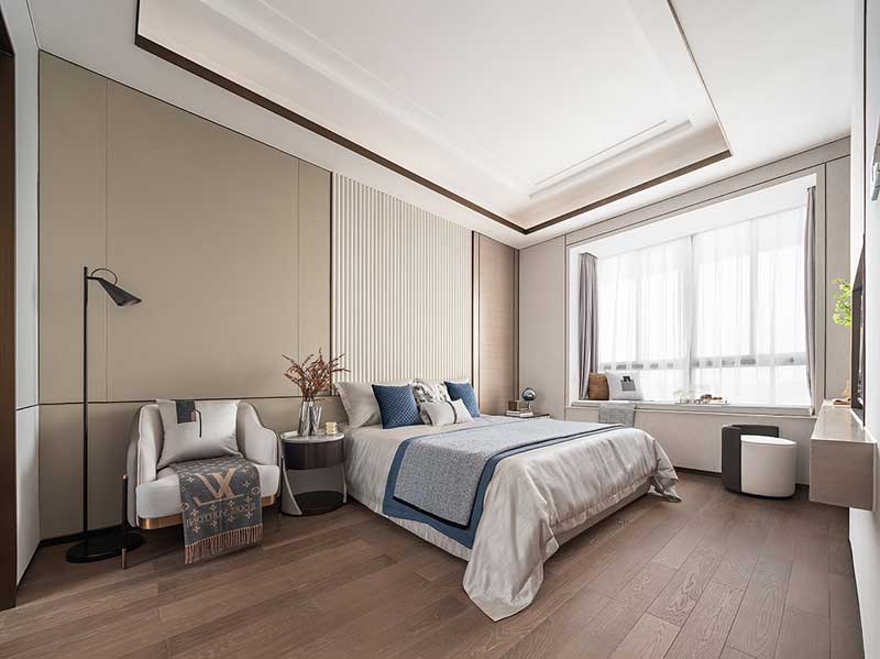 △五層 主臥五層是起居空間，每個臥室的飄窗如一面寬大的取景框，將窗外四時風景引入室內。主臥在墻面上設計了嵌入式的柜臺，可以當化妝臺，也可以作為簡易的書桌，閑暇時坐下來看看書，也是一種無比輕松和愜意的享受。