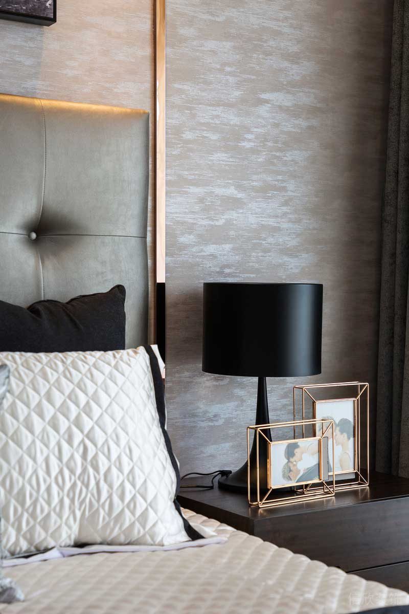 深圳龍華觀瀾現(xiàn)代輕奢家庭別墅裝飾設計主臥床頭背景 深圳龍華觀瀾現(xiàn)代輕奢家庭別墅裝飾設計主臥床頭背景