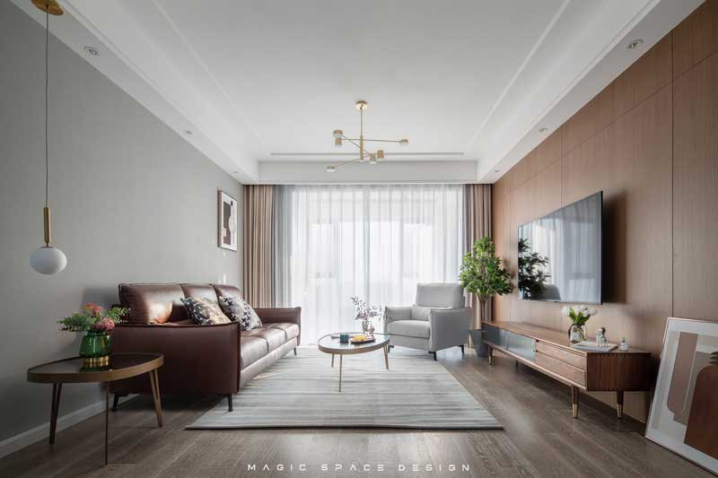 橡木色的基調(diào)為主，木紋板構(gòu)成的背景板，素雅的灰色墻面，搭配著單幅裝飾畫，自有一份留白的意境。