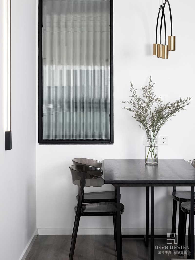 餐廳與廚房墻面用了長(zhǎng)虹玻璃，增加裝飾感的同時(shí)采光效果也可以得到一定的提升。