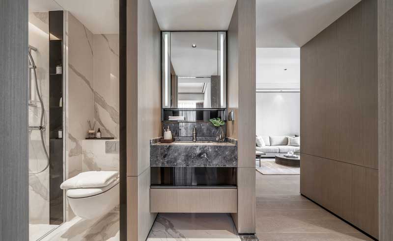 通透的大理石地面配合素雅的木柜 將浴室的雅致發(fā)揮的淋漓盡致， 細(xì)節(jié)上采用干濕分離的設(shè)計(jì) 言至穢之處宜常修治，使?jié)嵡逡?工作之余除掉一天的勞累 妙哉