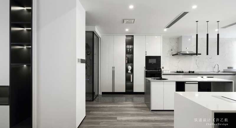 主材地面大面積使用木地板，主要考慮空間的整體性，墻面大面積為白色乳膠漆，讓空間干凈整潔。