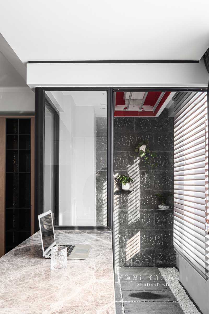 走入玻璃門,嵌入式晾衣架,自動升降,墻面采用毛石材質,用綠植進行點綴,流水瀑布與之相輔相成,使空間更具生機。 走入玻璃門,嵌入式晾衣架,自動升降,墻面采用毛石材質,用綠植進行點綴,流水瀑布與之相輔相成,使空間更具生機。