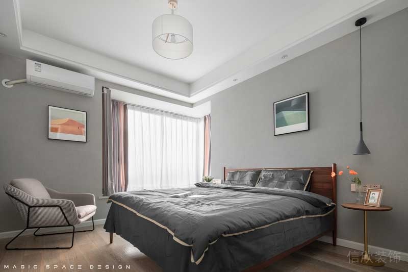 大面積的南向飄窗帶來(lái)豐富的日光，淺灰色的墻面和地面木質(zhì)結(jié)構(gòu)起到了平衡和過渡室外景觀的作用。