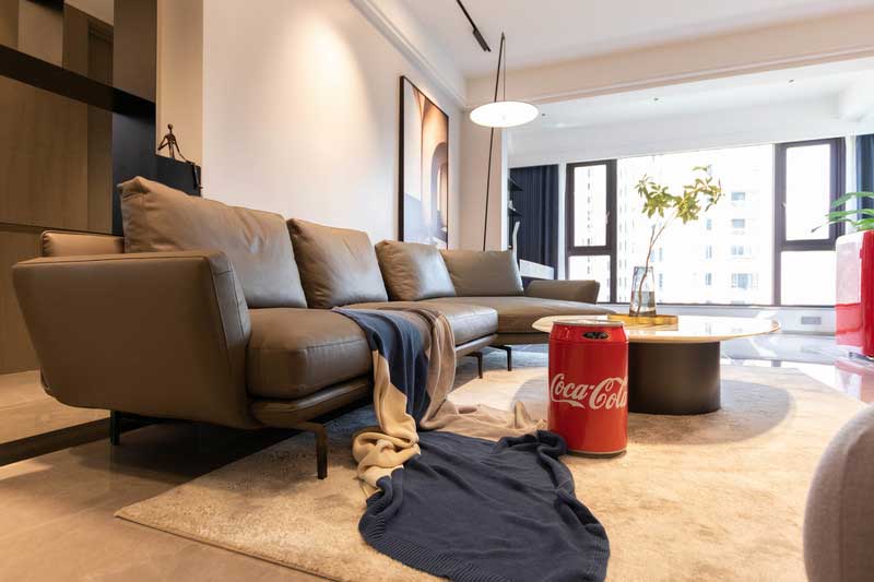 深圳羅湖區(qū)現(xiàn)代簡(jiǎn)約家庭新房裝修客廳皮革沙發(fā)