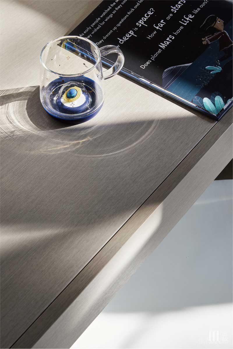 起承轉合、層高不一錯位交叉,延展出空間豐富的層次感、轉折自然的秩序性和純粹而有震撼力的設計觀感。 起承轉合、層高不一錯位交叉,延展出空間豐富的層次感、轉折自然的秩序性和純粹而有震撼力的設計觀感。