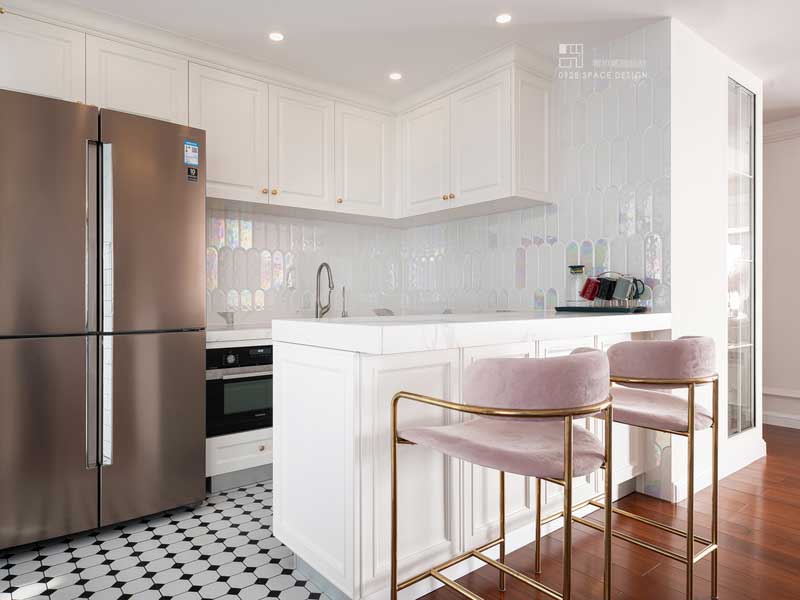 西廚地面材質選擇上與中廚一致,黑白拼花的小格子。墻面的材質選擇上選擇更加有藝術性的羽毛磚,白色與鐳射面拼色,摩登感滿滿。 西廚地面材質選擇上與中廚一致,黑白拼花的小格子。墻面的材質選擇上選擇更加有藝術性的羽毛磚,白色與鐳射面拼色,摩登感滿滿。