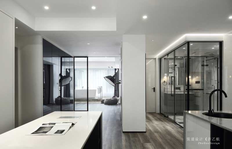 在空間分割上利用鐵藝與玻璃，使空間開敞明亮。