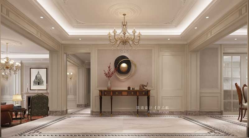 一樓入戶門廳將背景對稱處理，中間放置展示柜，通過護墻、石膏線、水晶燈的搭配，營造了十足的儀式感。