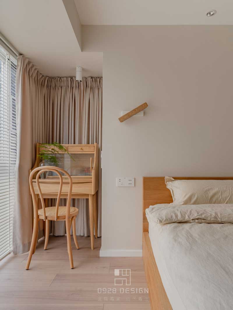 主臥梳妝臺成品購買，帶有儲物功能，將原來的窗戶縮小30公分床頭擴大，預(yù)留的位置正好放置梳妝臺，空間感更強，實用性也更好。