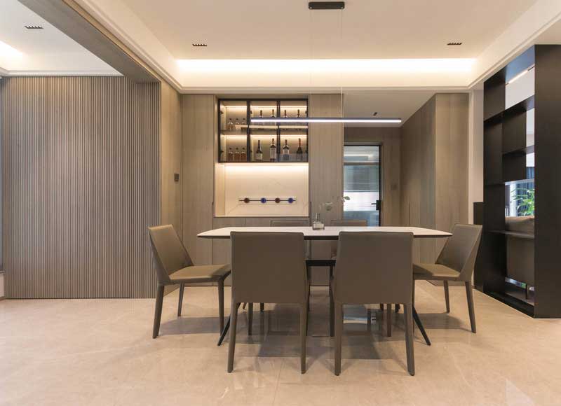 深圳羅湖區(qū)現(xiàn)代簡(jiǎn)約家庭新房裝修餐廳立面原木裝飾格柵板