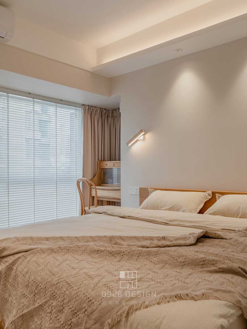 臥室設(shè)計遮光簾的形式，陽光透過百葉簾形成的光影非常搭配整體的慵懶文藝感