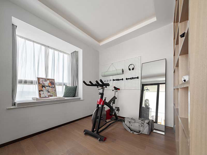 △六層 健身房2020年一場突如其來的疫情，打亂了很多人的生活，也讓人們重新審視環境與健康的價值，對“健康人居”亦有了新的思考。在這樣的背景下，六層屋頂的健身房和大露臺變得格外具有吸引力。健身房滿足居家健身的需求。大露臺擺上戶外餐臺餐椅、休閑座椅，種上爛漫的花花草草，便擁有了四季芬芳的私家小花園。無論是禮遇暖陽，休閑閱讀，觀花賞景，亦或在周末與家人朋友相聚于浪漫星空下，來一場天臺音樂燒烤趴……居于此致美江海之畔，足不出戶便可暢享休閑度假的無限樂趣。