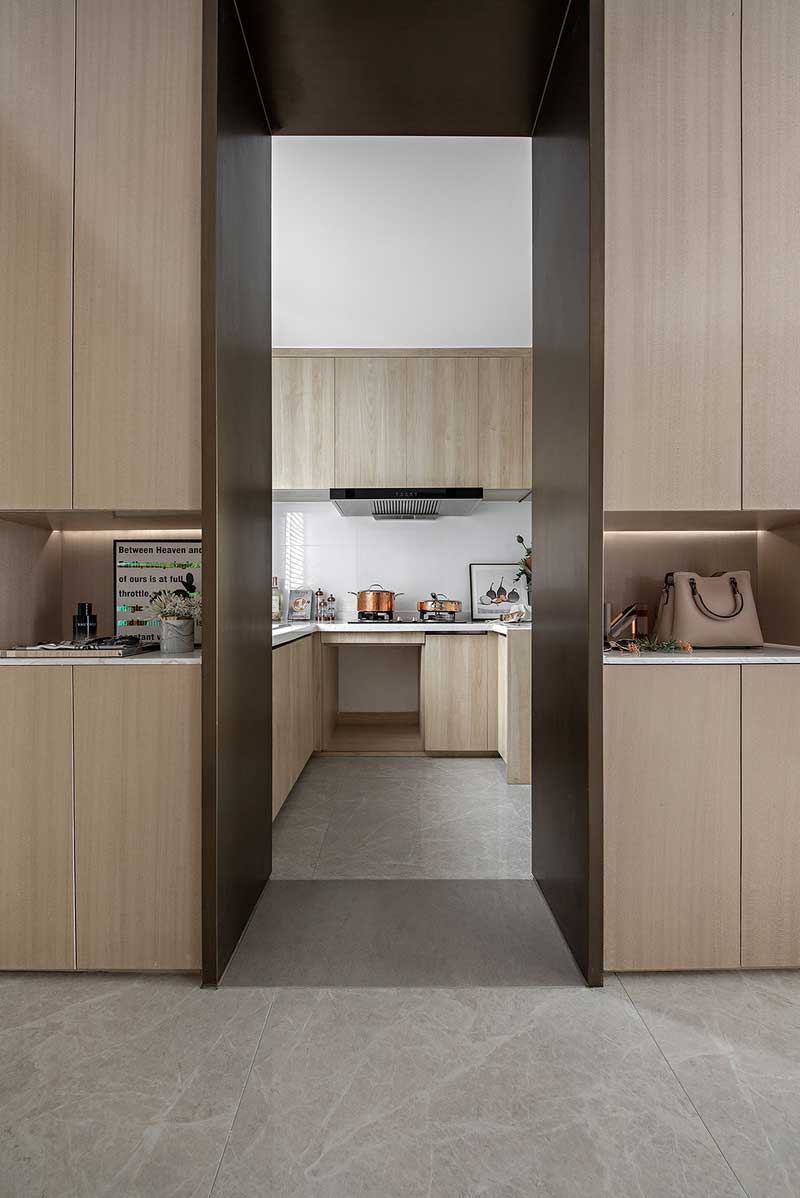 △四層 廚房從門外進到玄關處，可以隨手將鑰匙和包包等物品放在左邊嵌入廚房隔墻的置物柜上，接著第一時間到右邊的衛生間消毒洗手，在疫情期間，這種入戶清潔動線設計變得更讓人放心。