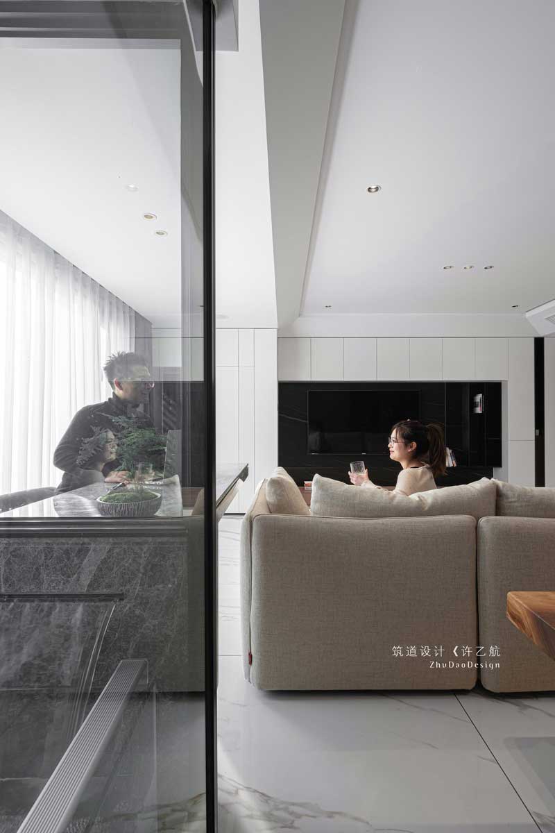 在改造陽臺時增加晾曬的獨立空間,并讓它能與整體空間更好融合,設計師采用玻璃隔斷,并與客廳吧臺進行穿插。 「流水瀑布」的設計讓業主在居家的同時感受到更多自然元素。 具象與抽象,寫實與寫意之間交替,光影繾綣,盡顯無窮妙意。 在改造陽臺時增加晾曬的獨立空間,并讓它能與整體空間更好融合,設計師采用玻璃隔斷,并與客廳吧臺進行穿插。 「流水瀑布」的設計讓業主在居家的同時感受到更多自然元素。 具象與抽象,寫實與寫意之間交替,光影繾綣,盡顯無窮妙意。