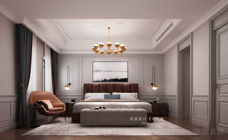 主臥相對年輕化，灰色護墻、壁紙，橙色單椅、相對現代的壁燈，都將美式與現代元素表現的淋漓盡致。