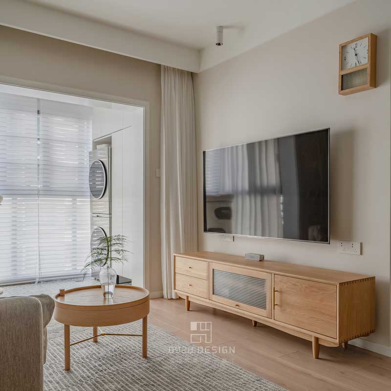 電視插座全部暗藏，整潔干凈。臺面的插座是為了后續(xù)增加游戲機等預(yù)留的插座，方便小姐姐健身玩游戲。