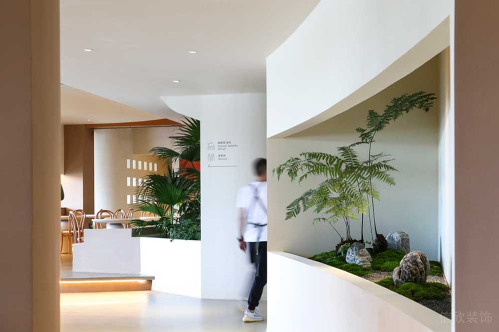 原木風(fēng)現(xiàn)代簡(jiǎn)約風(fēng)辦公室過道區(qū)域內(nèi)嵌示威景觀展示效果
