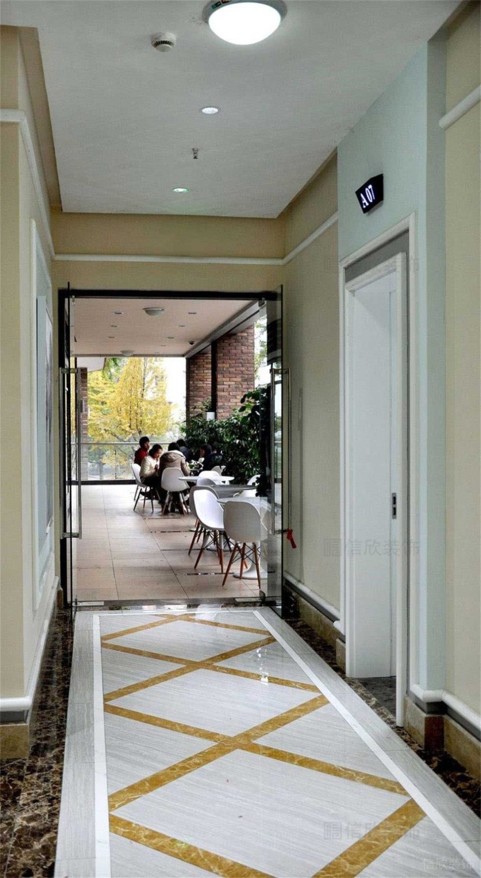 培訓(xùn)教室裝修戶外陽臺(tái)洽談區(qū)