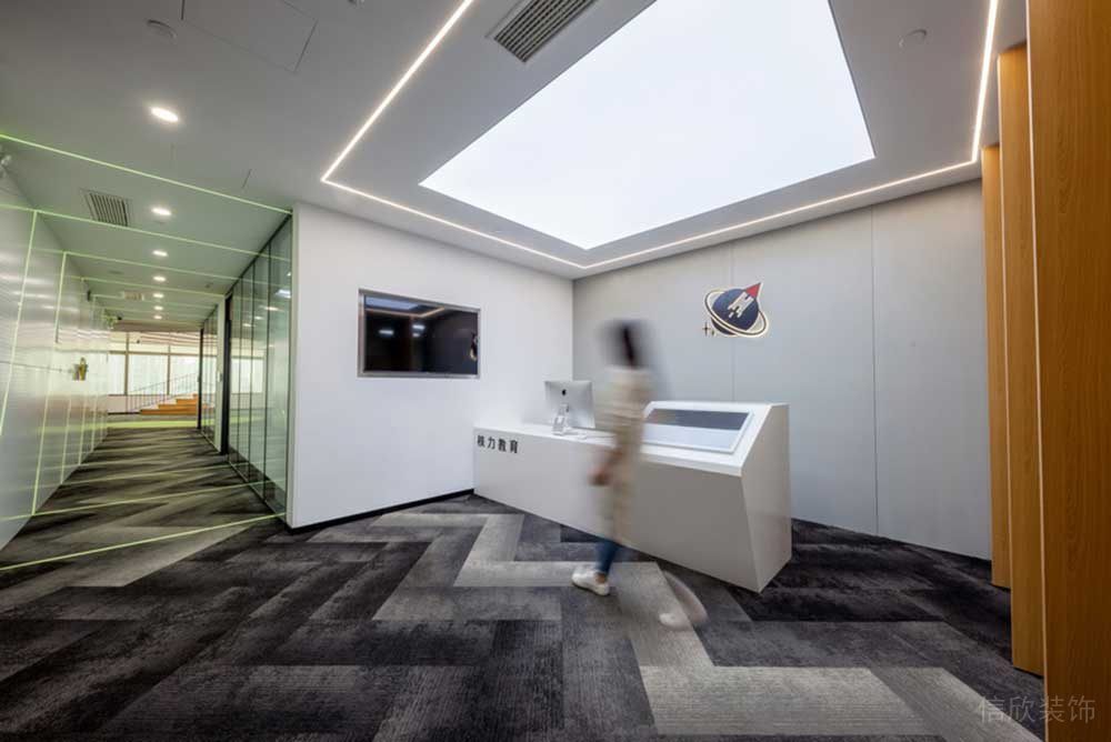 玻璃環(huán)形創(chuàng)意科技未來感設(shè)計(jì)綠色燈帶前臺(tái)區(qū)教育培訓(xùn)機(jī)構(gòu)地毯創(chuàng)意設(shè)計(jì)